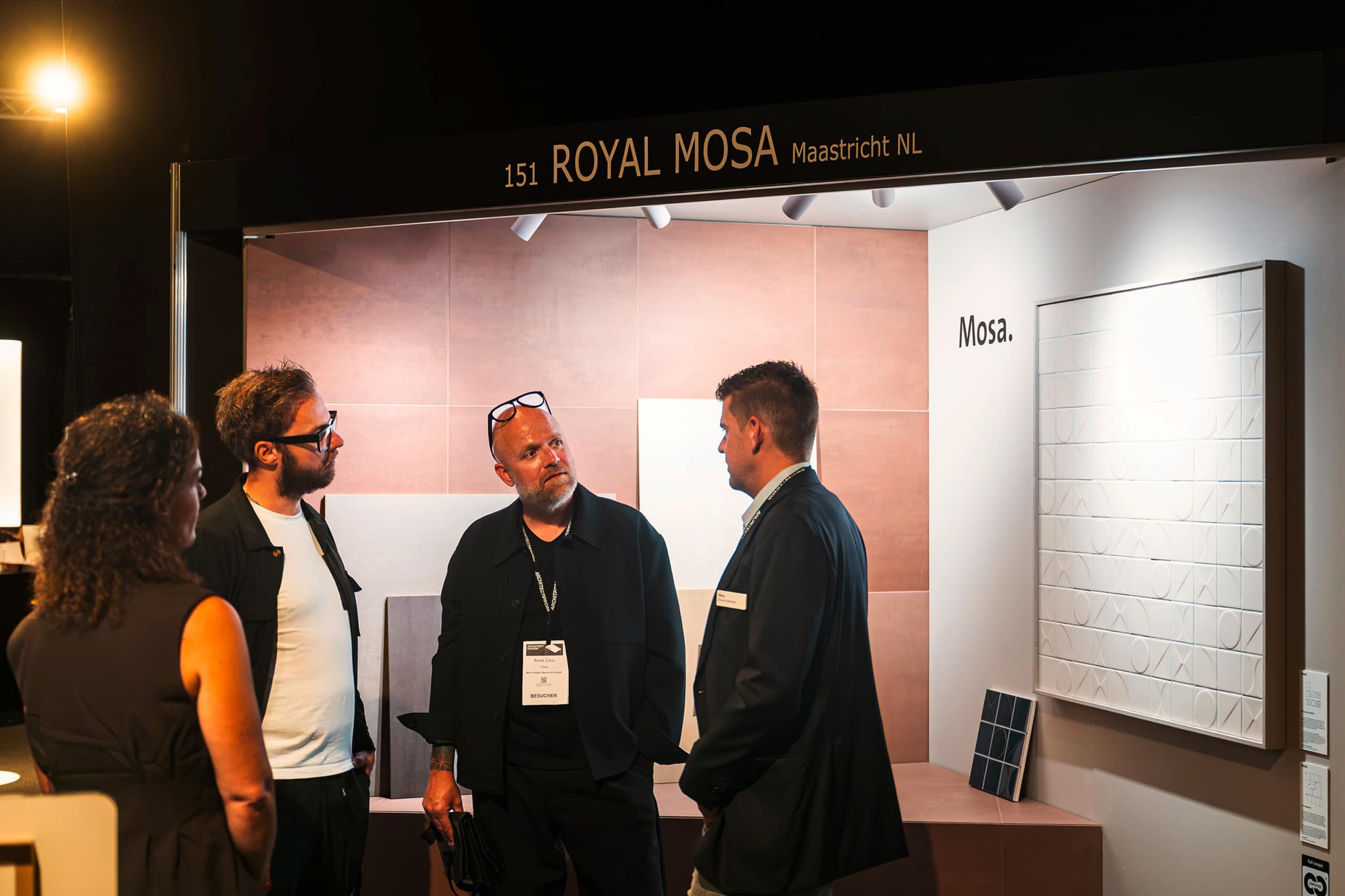 Die Messe ARCHITECT@WORK Wien zeigt ein Kundengespräch an einem Messestand.