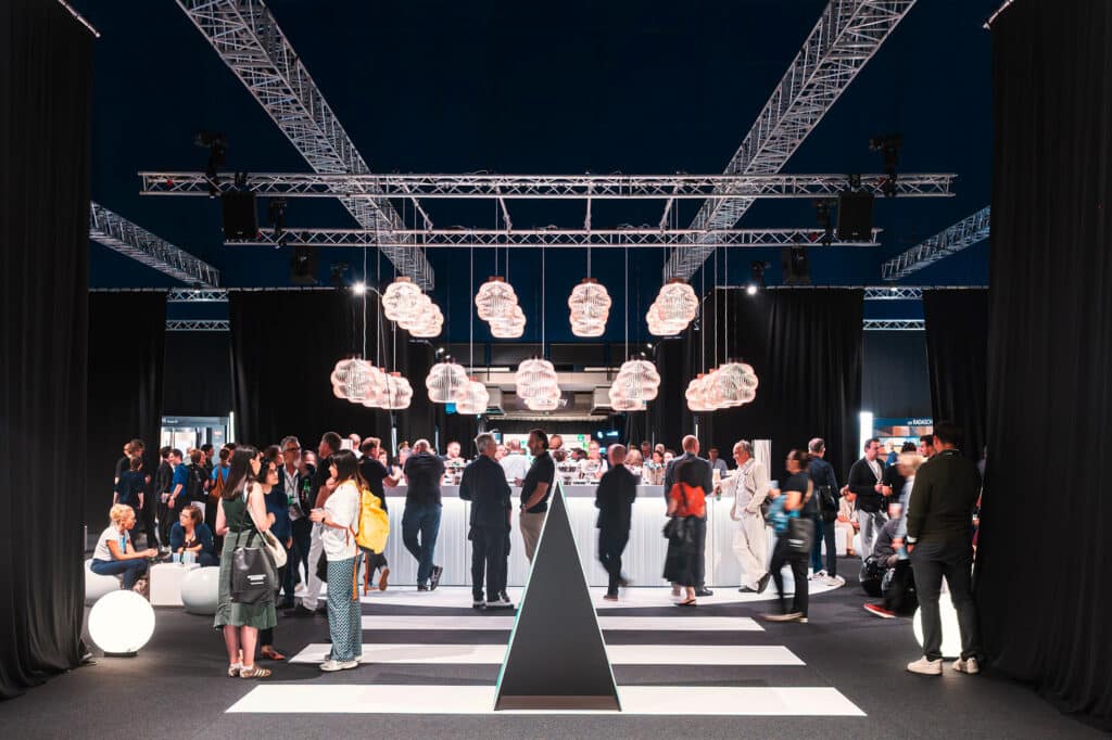 Die Messe ARCHITECT@WORK Wien zeigt einen Gastronomiebereich mit Besuchern in Gesprächen.