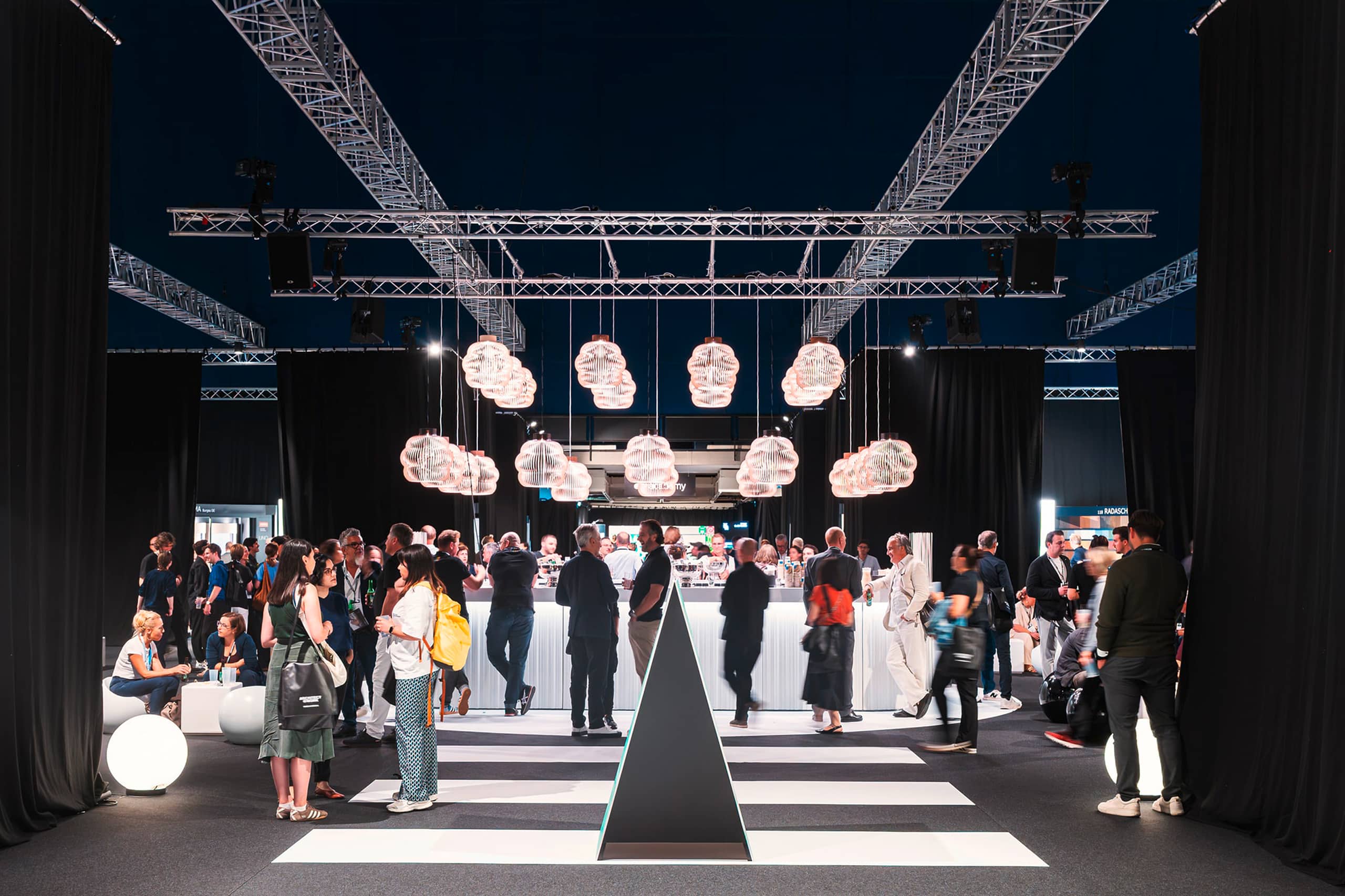 Die Messe ARCHITECT@WORK Wien zeigt einen Gastronomiebereich mit Besuchern in Gesprächen.