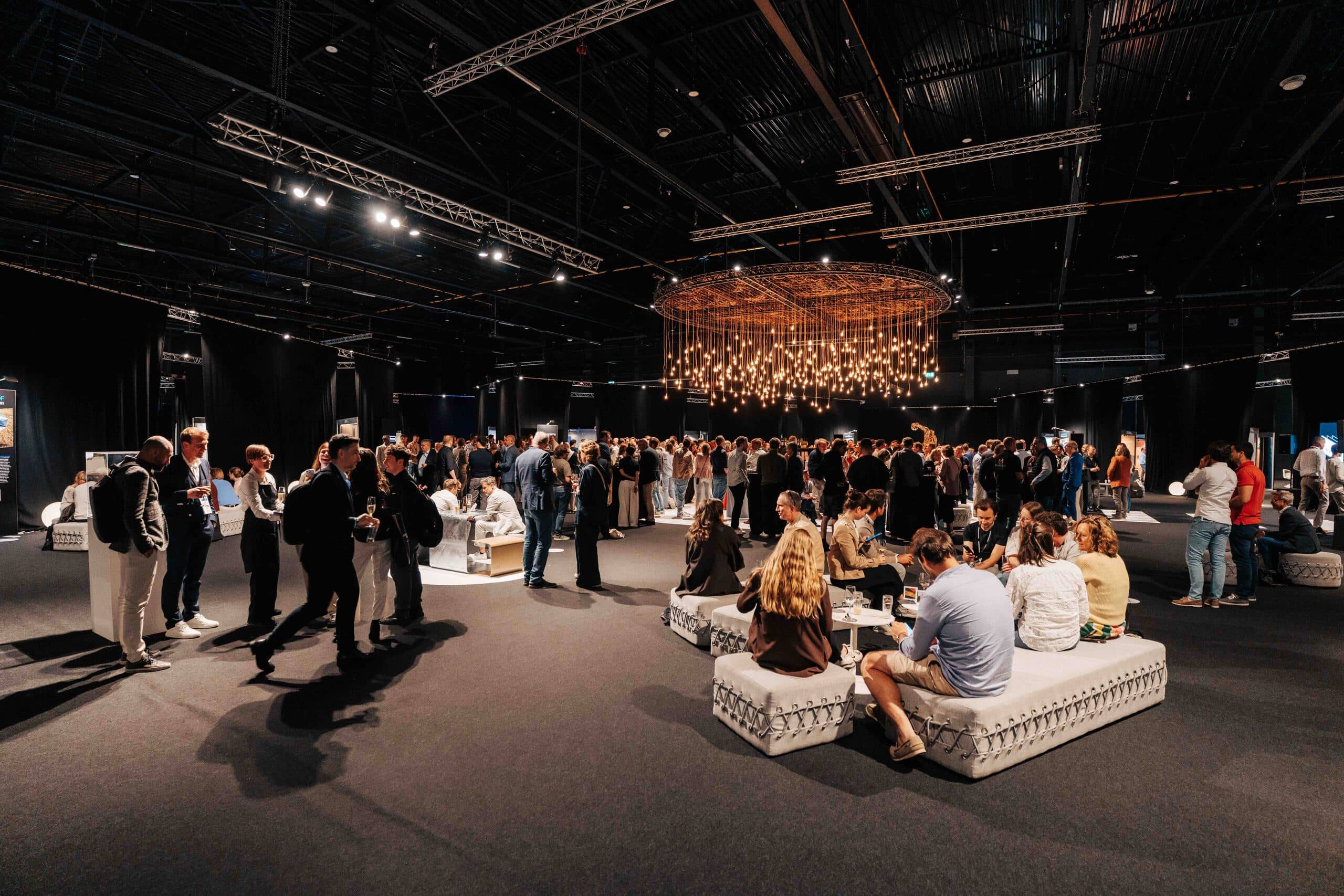 Die Messe ARCHITECT@WORK zeigt die Begegnungszone mit Sitzgelegenheiten für Gespräche auf der Messe in Wien 2026.