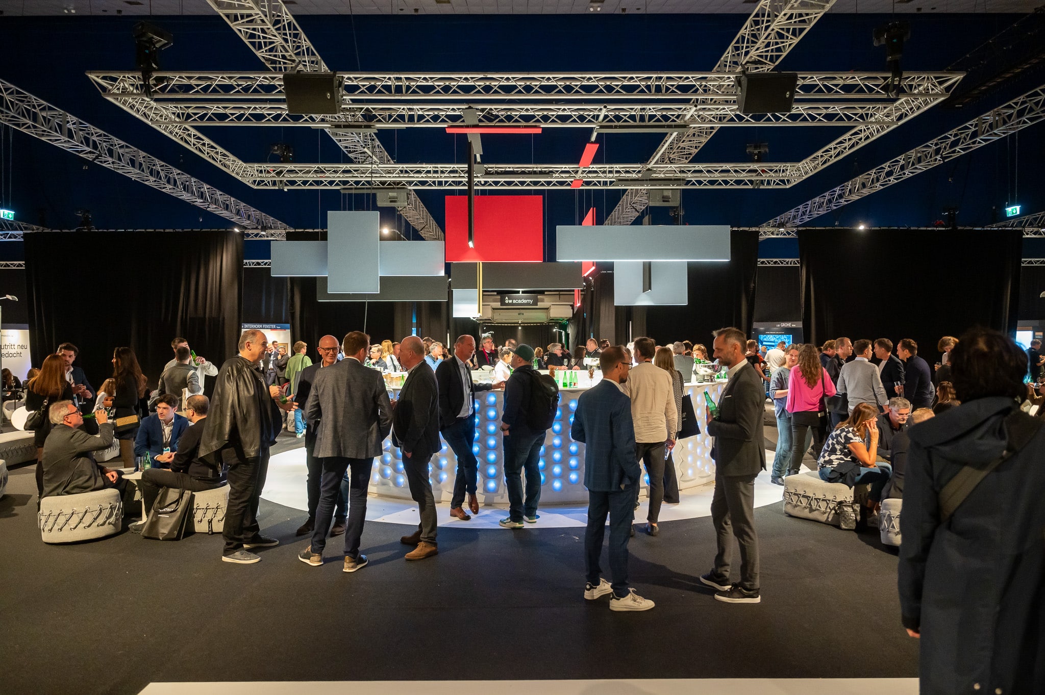 Besucher der Messe ARCHITECT@WORK 2024 in Wien in Gesprächen und beim Networken.