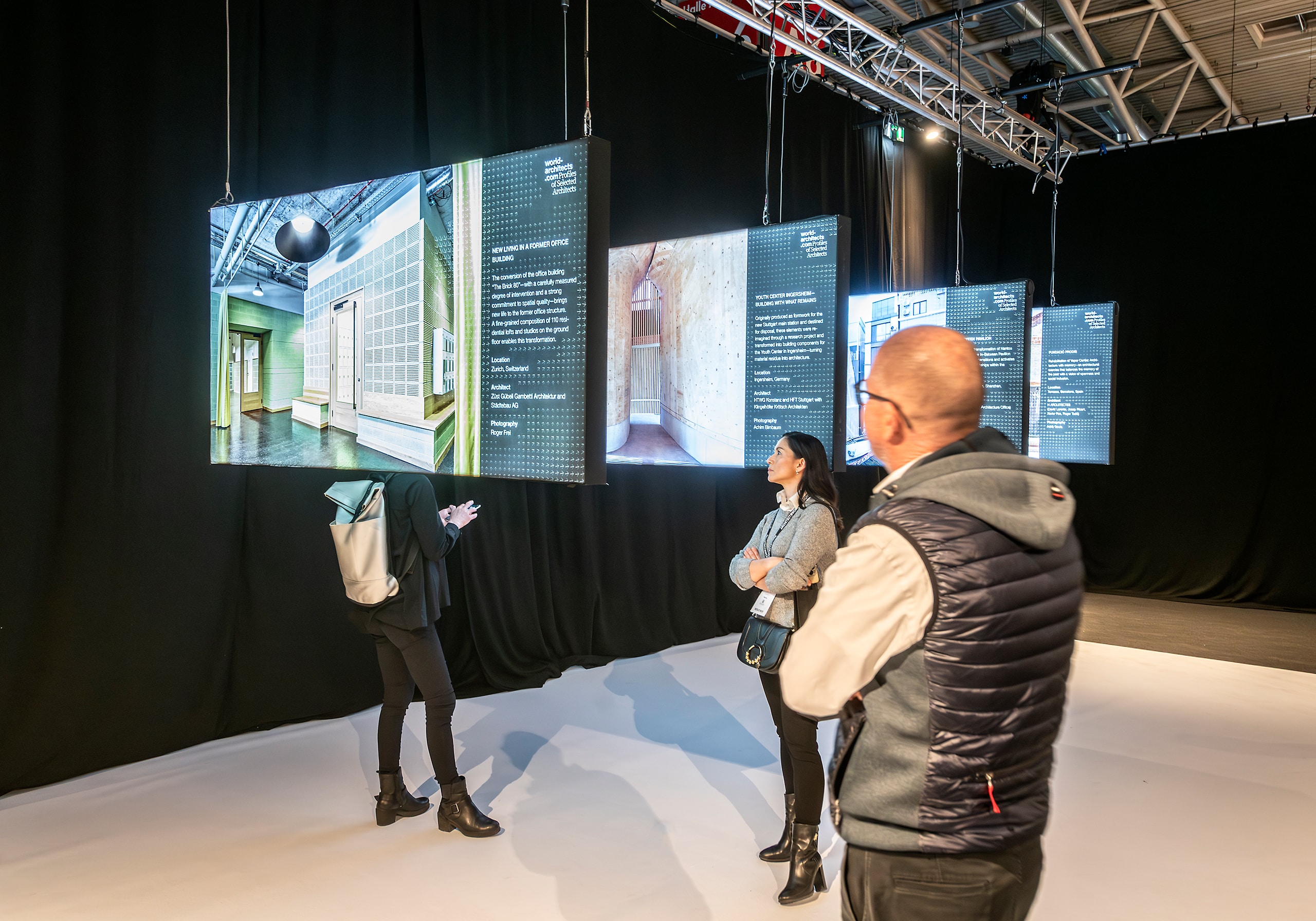 ARCHITECT@WORK Messe Wien 2026 zeigt Besucher bei einer Ausstellung.