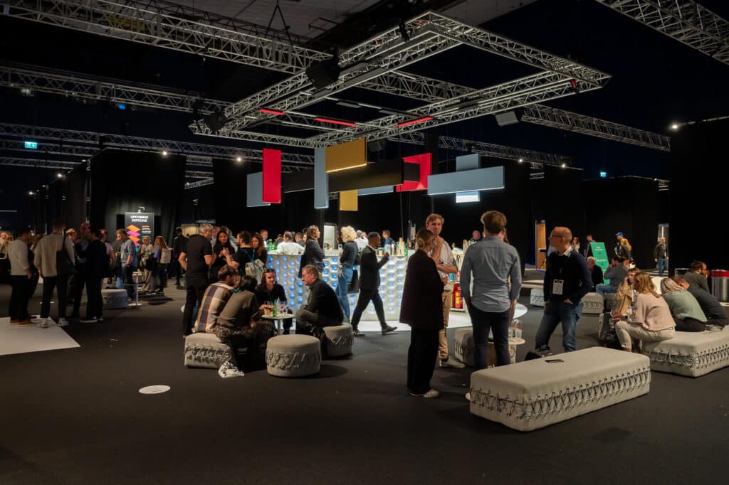 ARCHITECT@WORK Messe Wien 2026 zeigt Besucher in der Lounge und an der Bar bei Gesprächen.