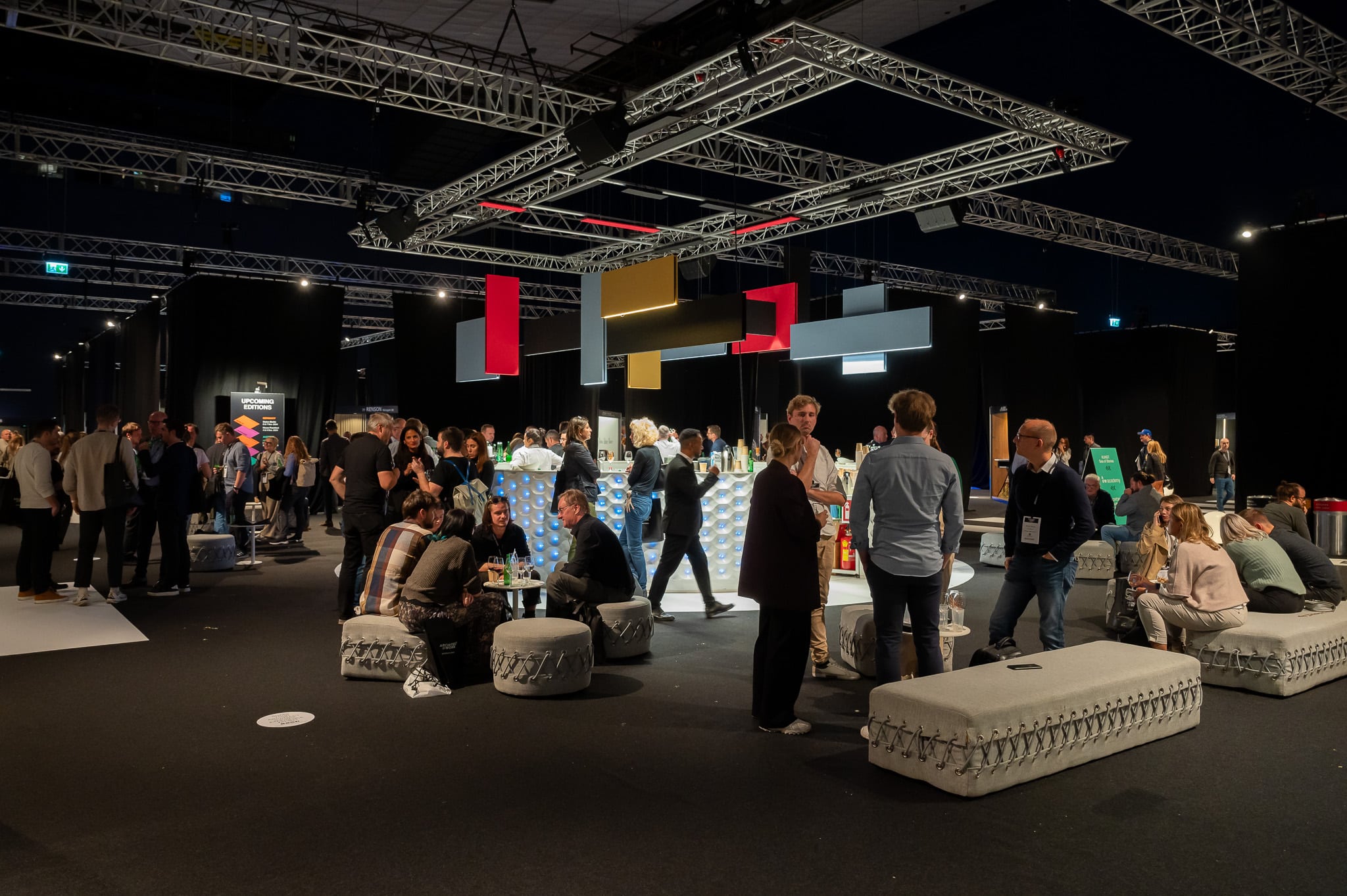 ARCHITECT@WORK Messe Wien 2026 zeigt Besucher in der Lounge und an der Bar bei Gesprächen.