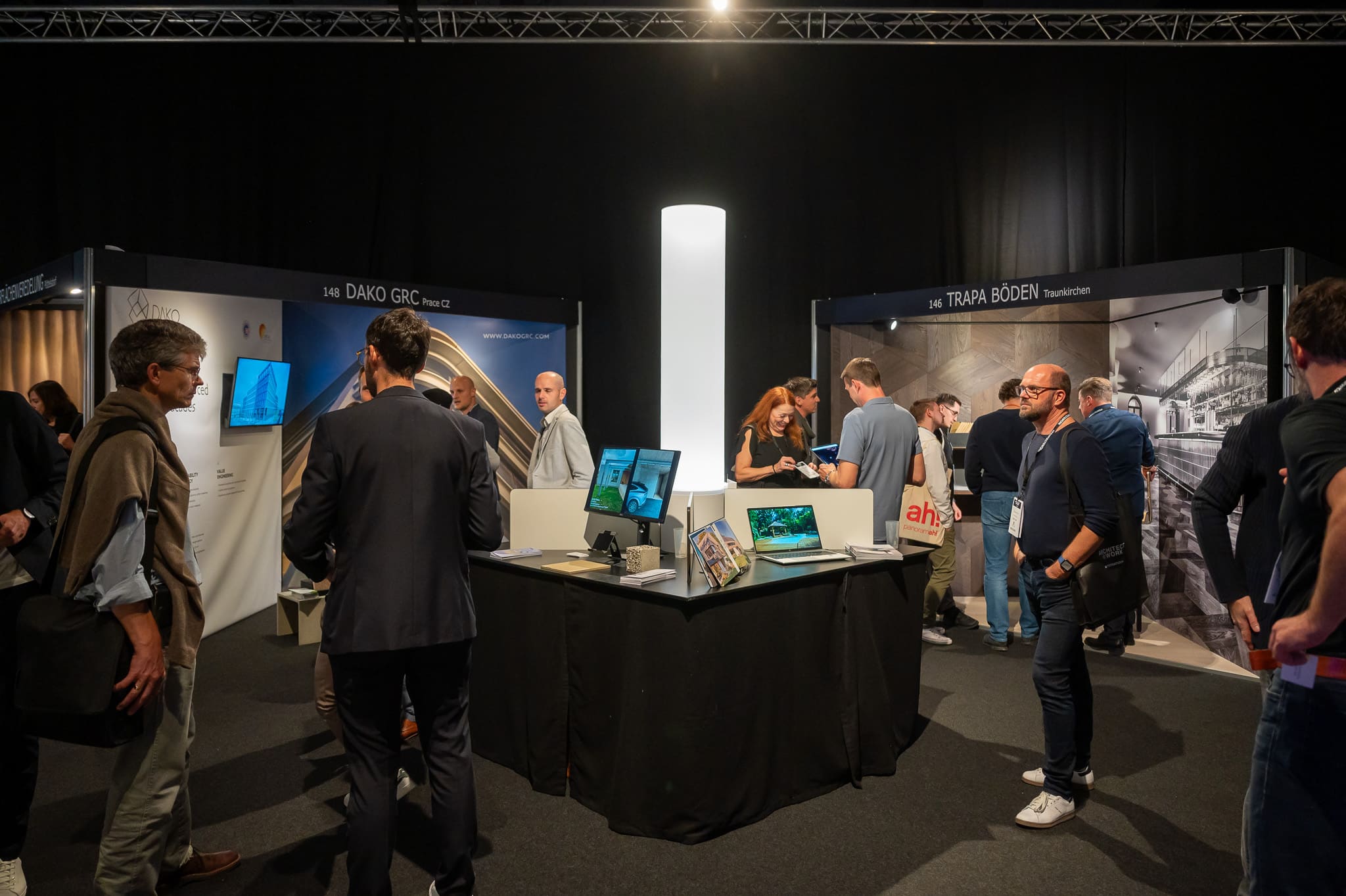 ARCHITECT@WORK Messe Wien 2026 zeigt Besucher auf einem Messestand.