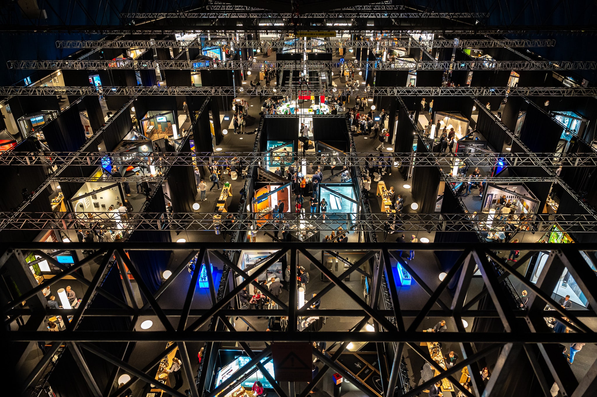 ARCHITECT@WORK Messe Wien 2026 zeigt viele Messestände aus der Vogelperspektive.