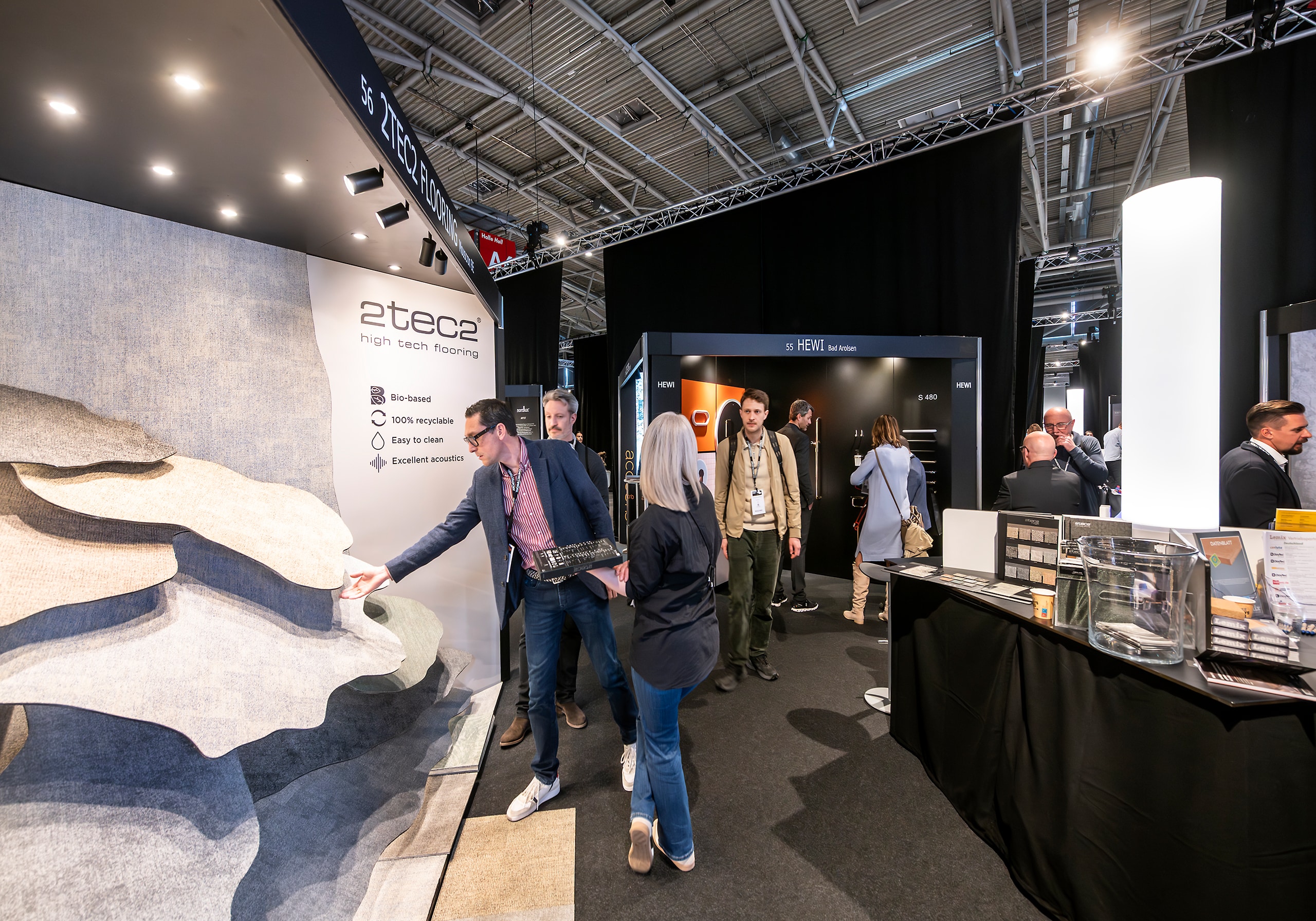 ARCHITECT@WORK Messe Wien 2026 zeigt Besucher auf einem Messestand mit hochwertigen Böden.