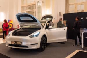 Auch die neuesten Automodelle dürfen auf der Messe Design District 1010 nicht fehlen.