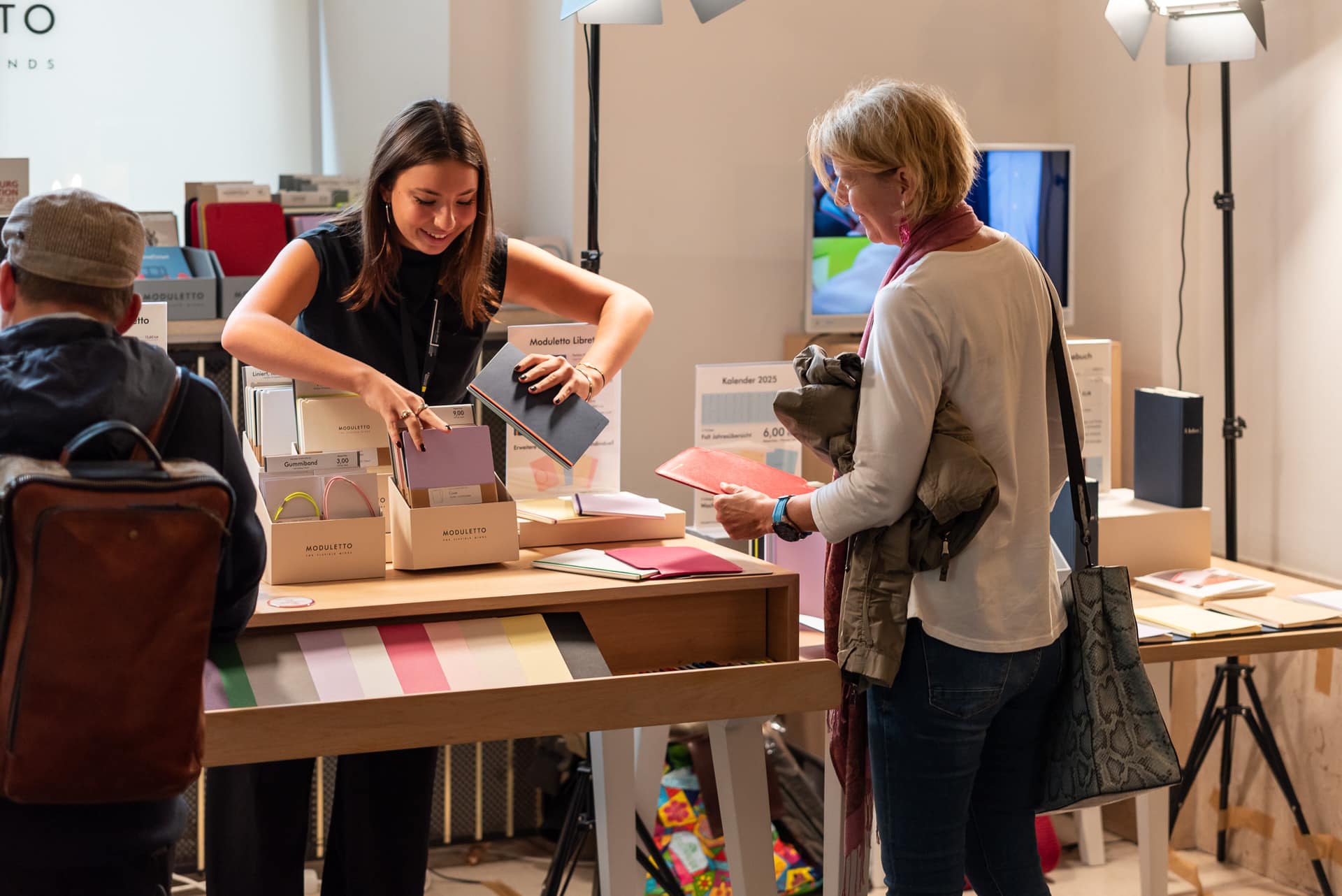 Die Messe Design District 1010 zeigt echte Handwerkskunst mit Endfertigung eines Produkts in Echtzeit.