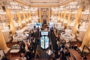Der Festsaal der Messe Design District 1010 mit seinen vielen Ausstellern für die Innenraumausstattung.