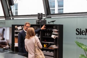 Die Raffinesse liegt im Innenleben dieses Kuechenschranks auf der Messe Design District 1010.