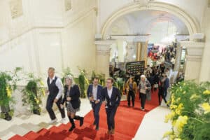 Freudiger Einlass mit einem Glas Begrüßungs-Sekt auf der Messe Design District 1010.