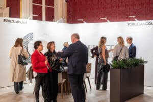 Besucher der Messe Design District 1010 betrachten hochwertige Fliesen und stilvolle Einrichtungselemente.
