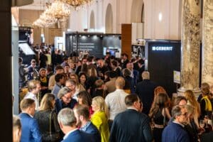 Zahlreiche Besucher der Messe Design District 1010 erkunden die vielfältigen Ausstellungen und Präsentationen in den Messehallen.