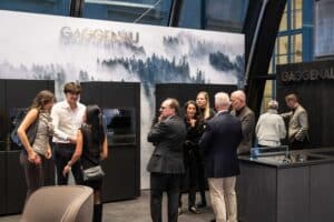 Besucher der Messe Design District 1010 erleben eine moderne Schauküche mit stilvoller Einrichtung und hochwertigen Geräten.