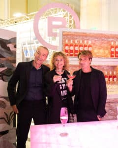 Besucher der Messe Design District 1010 genießen stilvoll präsentierte Cocktails an einer eleganten Bar.