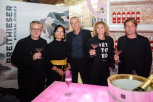 Sabine Jaeger genießt einen Cocktail mit Messebesuchern an einer stilvoll gestalteten Bar bei der Messe Design District 1010.