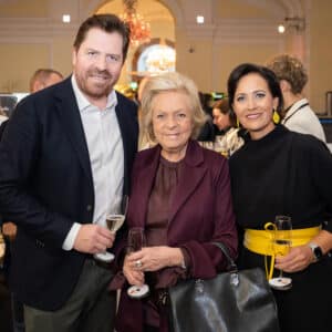 Daniel Serafin, Ingeborg Serafin und Sabine Jaeger posieren gemeinsam bei der Messe Design District 1010.