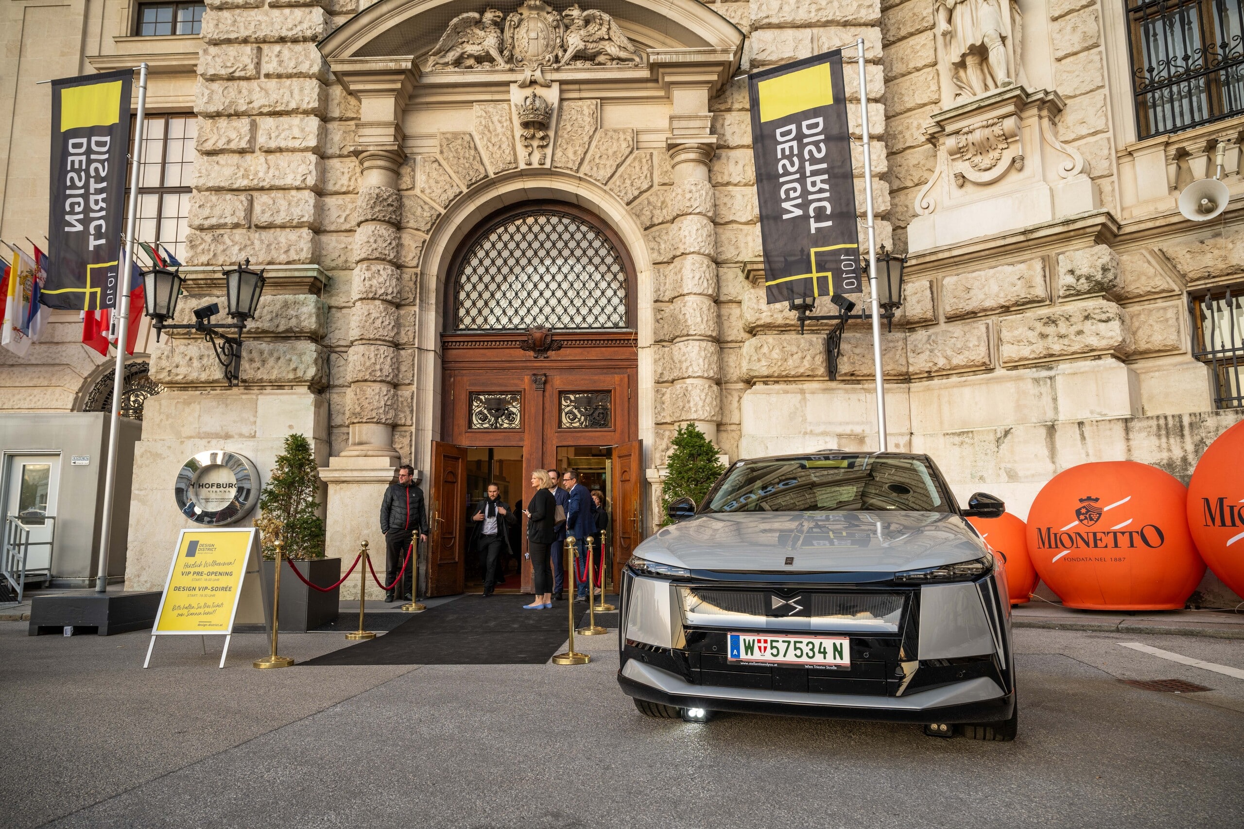 Besucher passieren das repräsentative Eingangstor am Außengelände der Wiener Hofburg bei der Messe Design District 1010.
