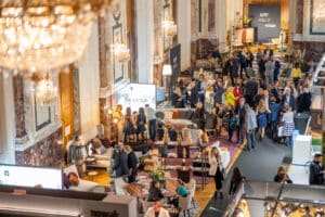 Messebesucher entdecken eine stilvolle Auswahl hochwertiger Möbel und moderner Einrichtungskonzepte bei der Messe Design District 1010.