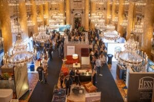 Messebesucher entdecken stilvolle Möbel und ausgewählte Wohnaccessoires auf der Messe Design District 1010.