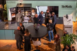 Messebesucher entdecken moderne Schauküchen mit hochwertigen Materialien und stilvollen Einrichtungselementen bei der Messe Design District 1010.
