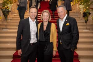 Peter Syrch und Messebesucher posieren am repräsentativen Treppenaufgang der Wiener Hofburg auf der der Messe Design District 1010.