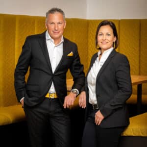 Peter Syrch und Sabine Jaeger – Veranstalter der Messe Design District 1010 – präsentieren sich gemeinsam im Porträt.