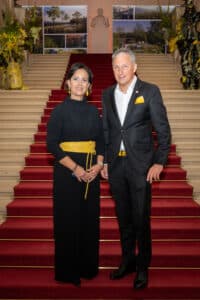Peter Syrch und Sabine Jaeger - Veranstalter der Messe Design District 1010 - posieren gemeinsam auf der roten Treppe der Wiener Hofburg.