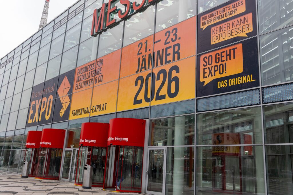 Eingangsbereich der Frauenthal EXPO Messe von außen.