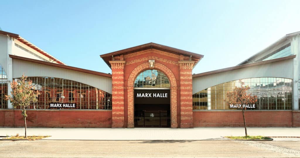 Messe "Meet the Architect" zeigt den Haupteingang der Marx Halle in Wien.