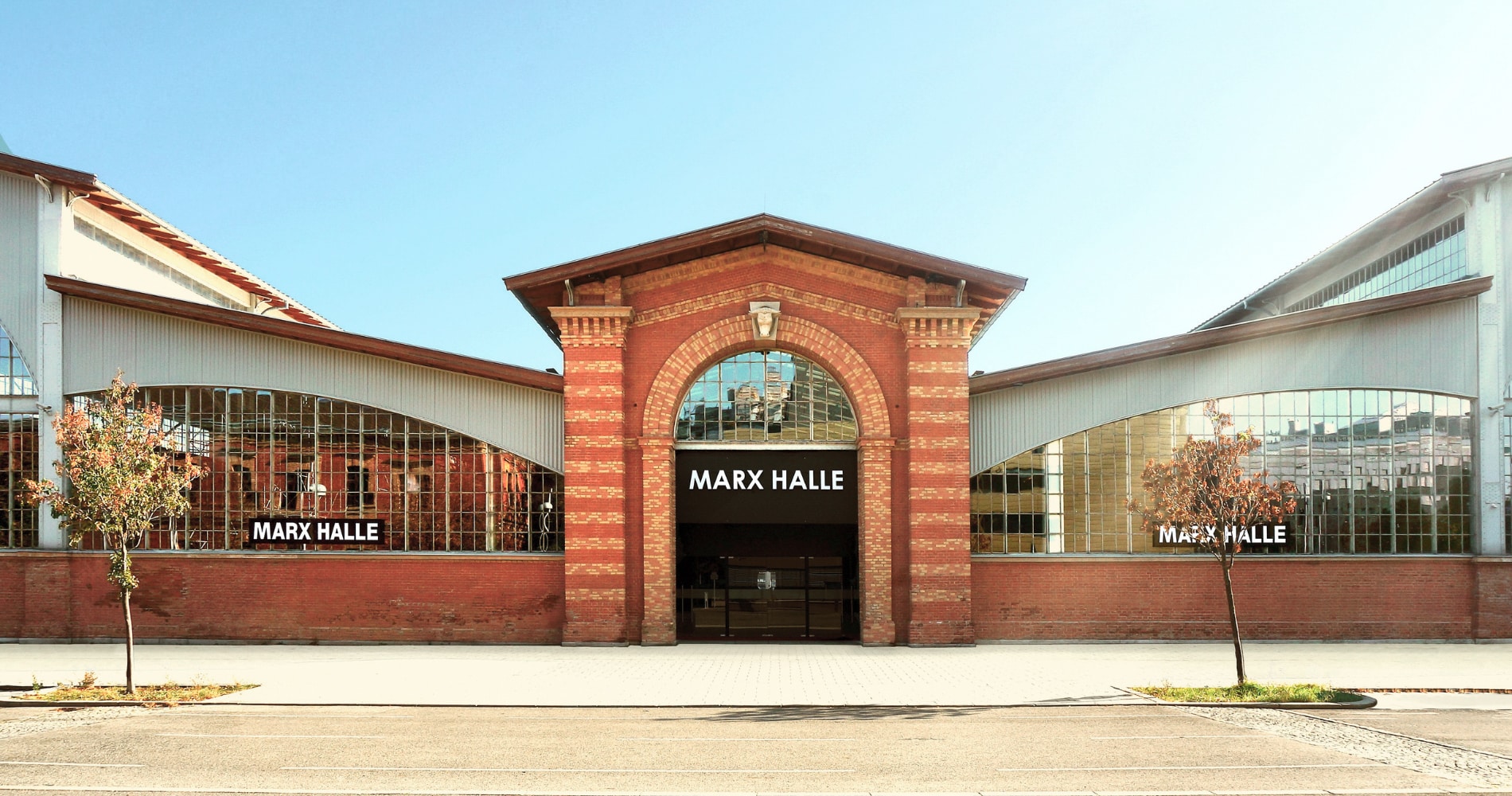 Messe "Meet the Architect" zeigt den Haupteingang der Marx Halle in Wien.