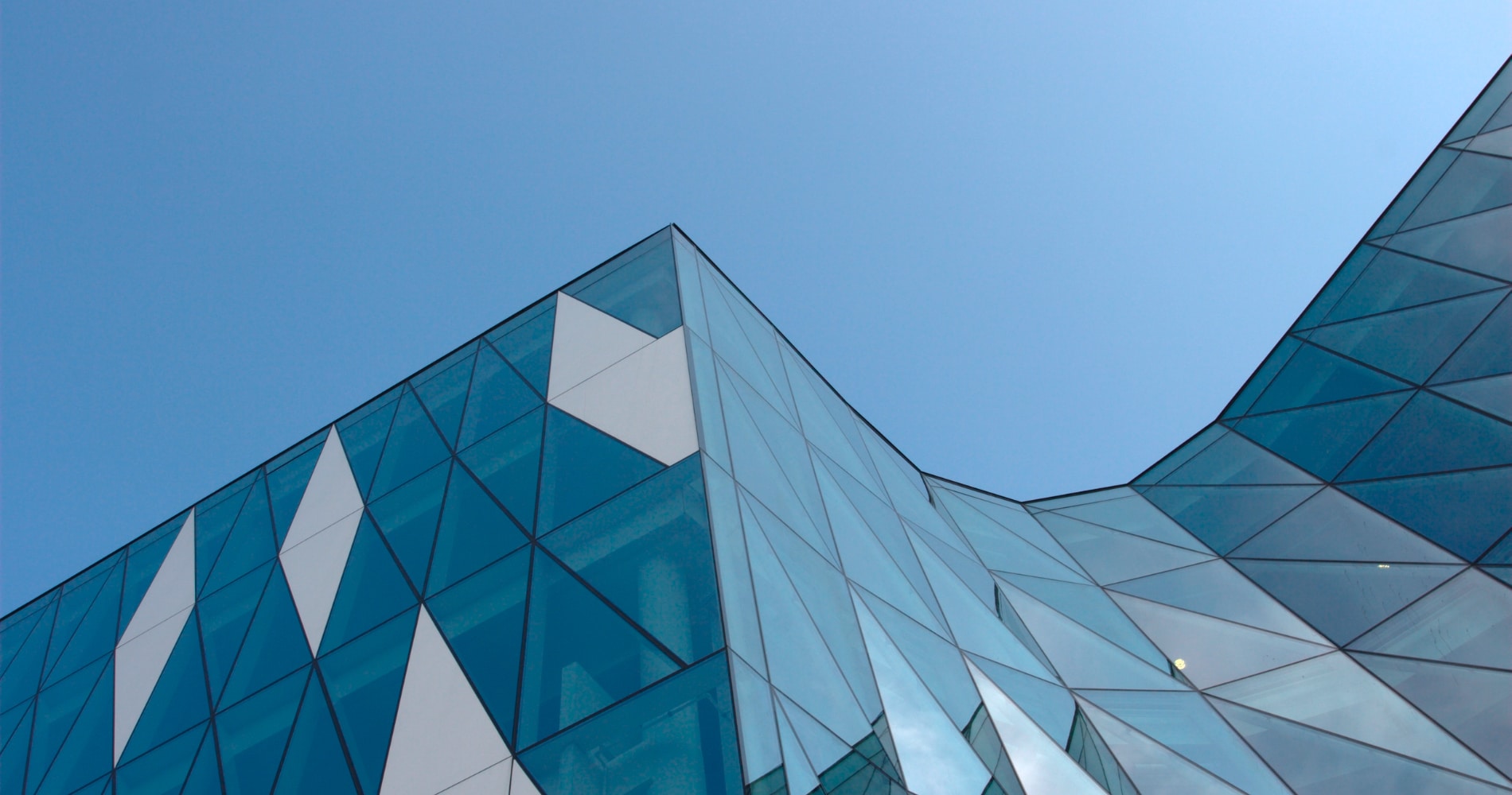 Messe "Meet the Architect" zeigt ein architektonisch modernes Haus mit gebogener Glasfront.