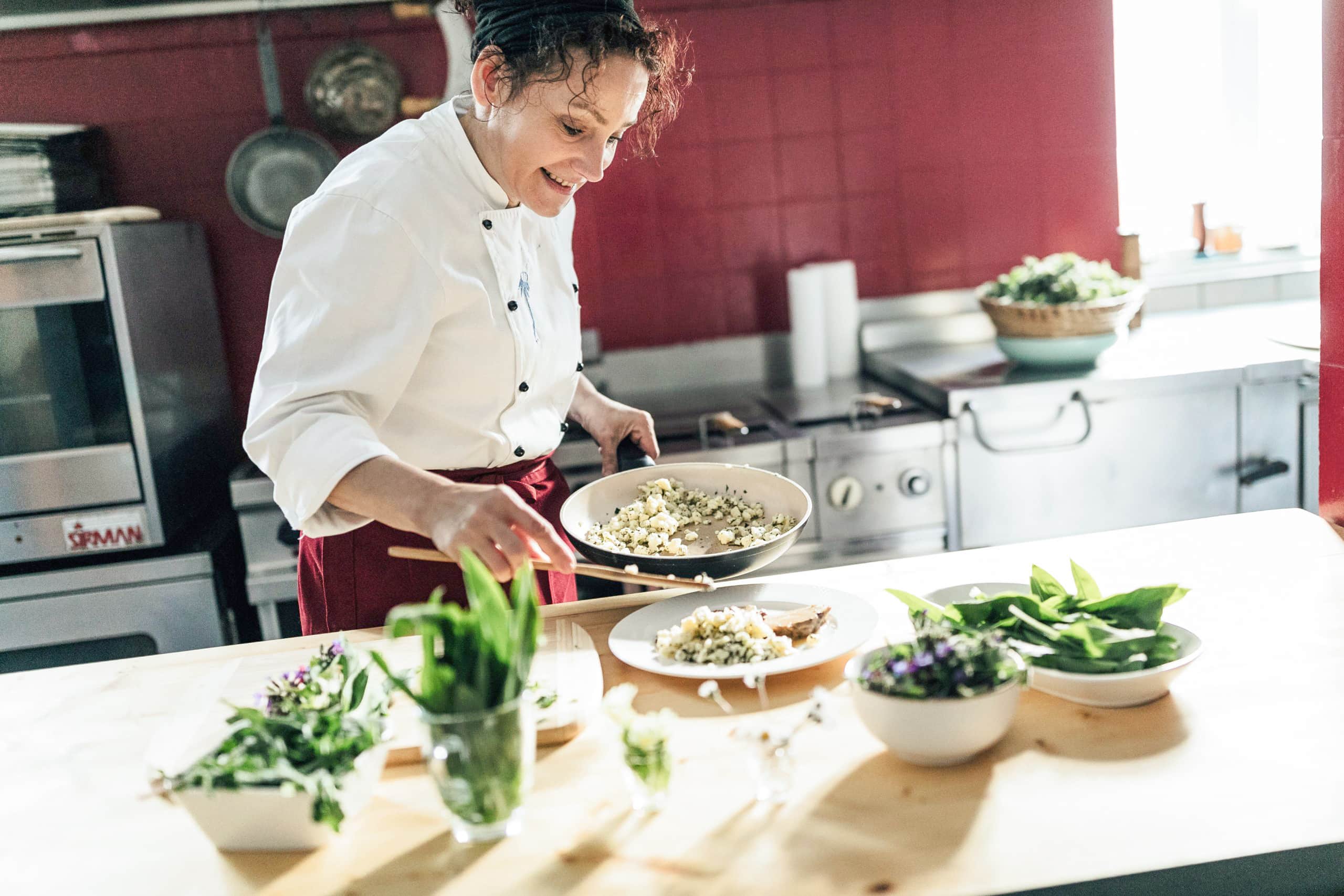 Gerda Stocker mit zeigt gesunde Küche und große Kochkunst uf der Haus & Garten‑Messe Arena Nova in Wiener Neustadt.