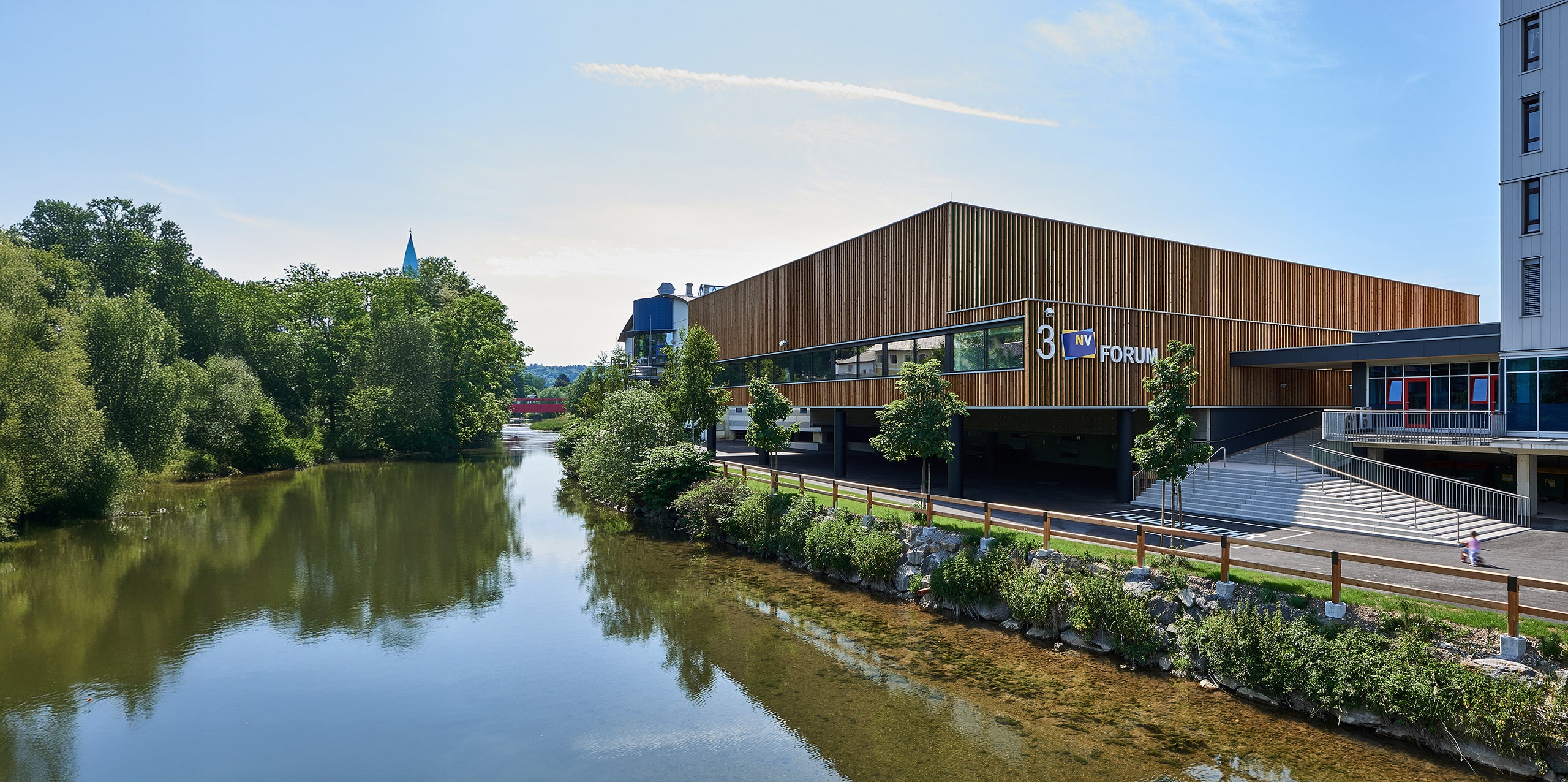 Das Forum der Messe Wieselburg ist ein modernes Messegelände mit Holzfassade gelegen am Fluss der kleinen Erlauf.