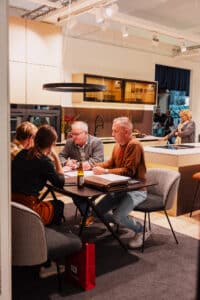 Bei der Wieselburger Messe „Bau.Energie.Wohnen.“ beraten Fachleute Besucher zur Planung und Gestaltung moderner Küchen.