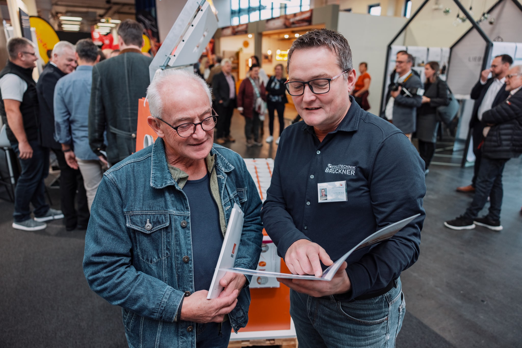 Im Eingangsbereich der Wieselburger Messe „Bau.Energie.Wohnen.“ erhalten Besucher Orientierung über das Messegelände.