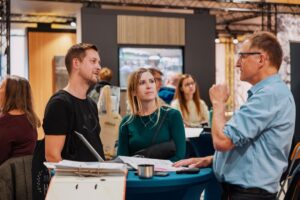 Ein Besucher-Paar informiert sich im persönlichen Fachgespräch über Angebote und Lösungen rund um Bauen und Wohnen auf der Messe Bau.Energie.Wohnen in Wieselburg.