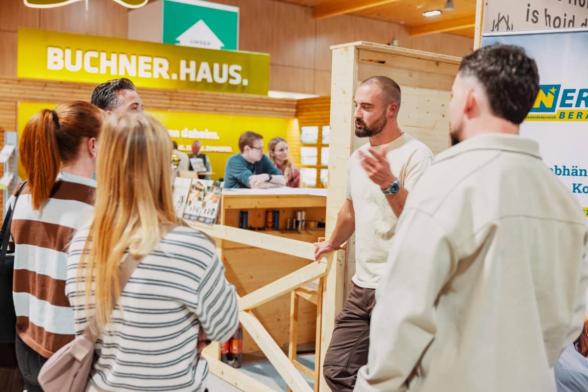 Besucherinnen und Besucher informieren sich im persönlichen Beratungsgespräch über die Planung und Umsetzung individueller Holzhausprojekte auf der Messe Bau.Energie.Wohnen in Wieselburg.