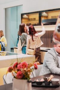 Besucherinnen und Besucher begutachten Materialien, Oberschränke und Gestaltungsmöglichkeiten einer modernen Schauküche auf der Messe Bau.Energie.Wohnen in Wieselburg.