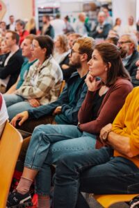 Interessierte Besucherinnen und Besucher verfolgen einen informativen Fachvortrag zu aktuellen Themen rund um Bauen, Energie und Wohnen auf der Messe Bau.Energie.Wohnen in Wieselburg.