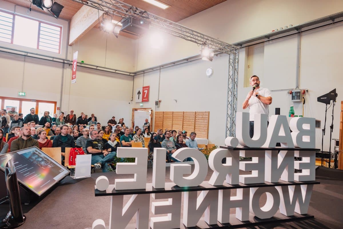 Fachvortrag auf der Bühne der Messe Bau.Energie.Wohnen in Wieselburg: Expertinnen und Experten informieren über aktuelle Entwicklungen und praktische Lösungen rund um Bauen, Energie und Wohnen.