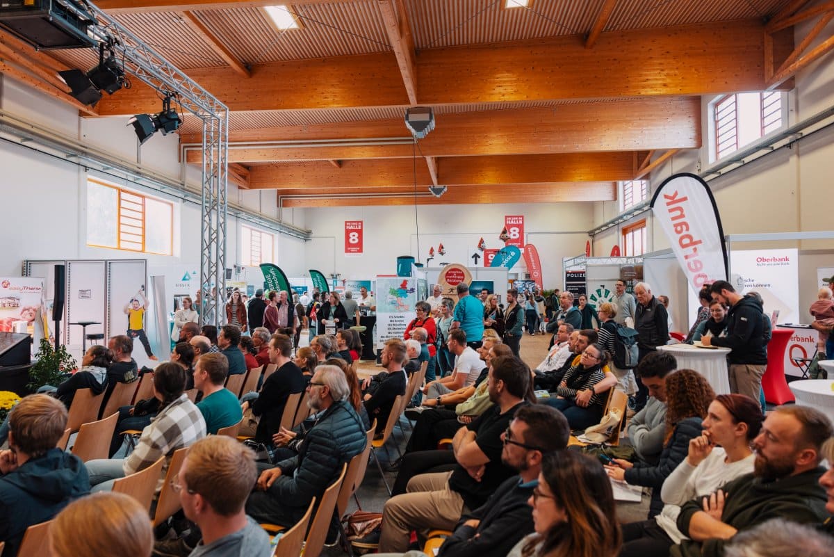 Interessierte Besucherinnen und Besucher verfolgen einen Fachvortrag in Halle 8 auf der Messe Bau.Energie.Wohnen in Wieselburg.