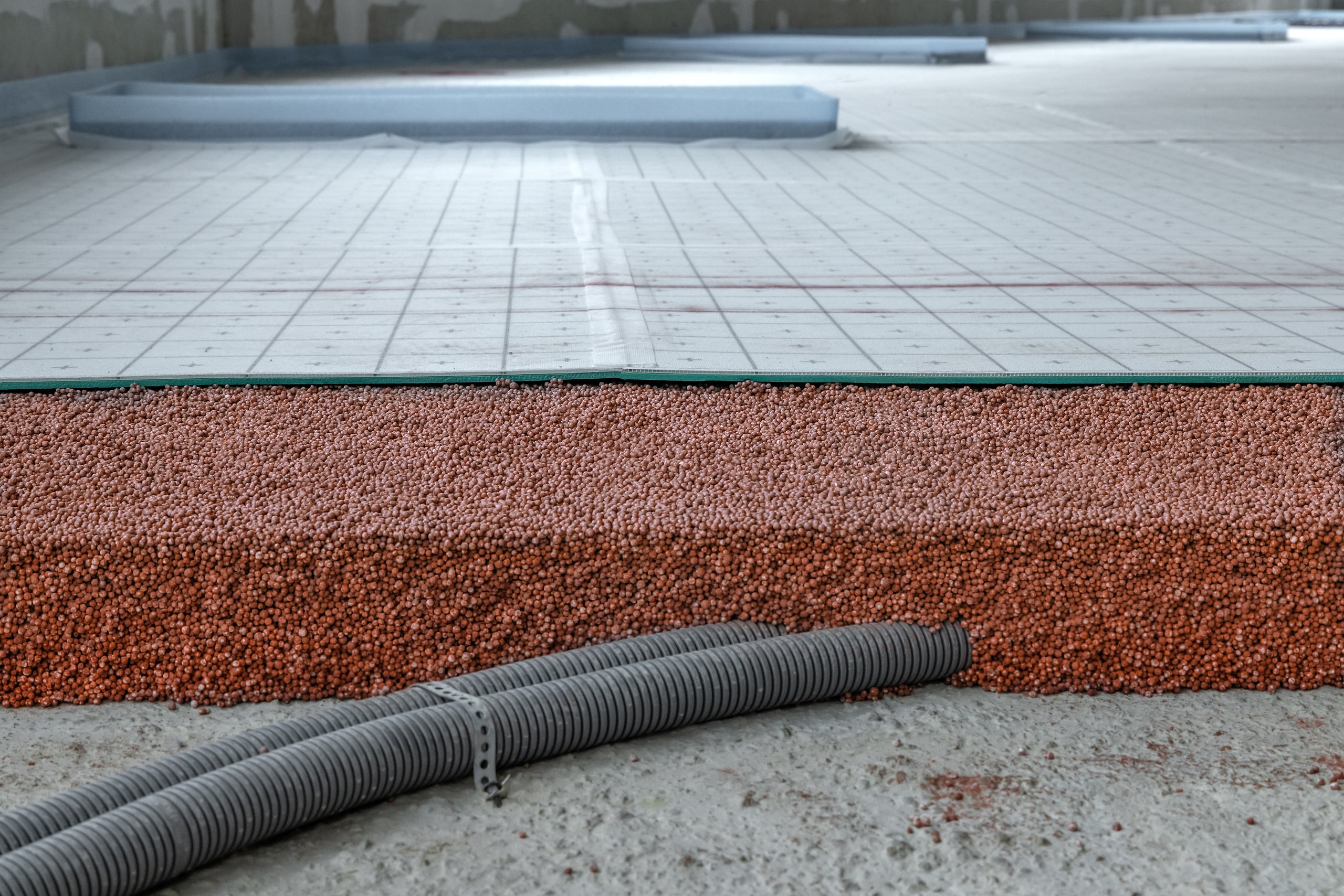 Sichtbare Schichten eines Bodenaufbaus mit Bodendämmung von thermotec®.