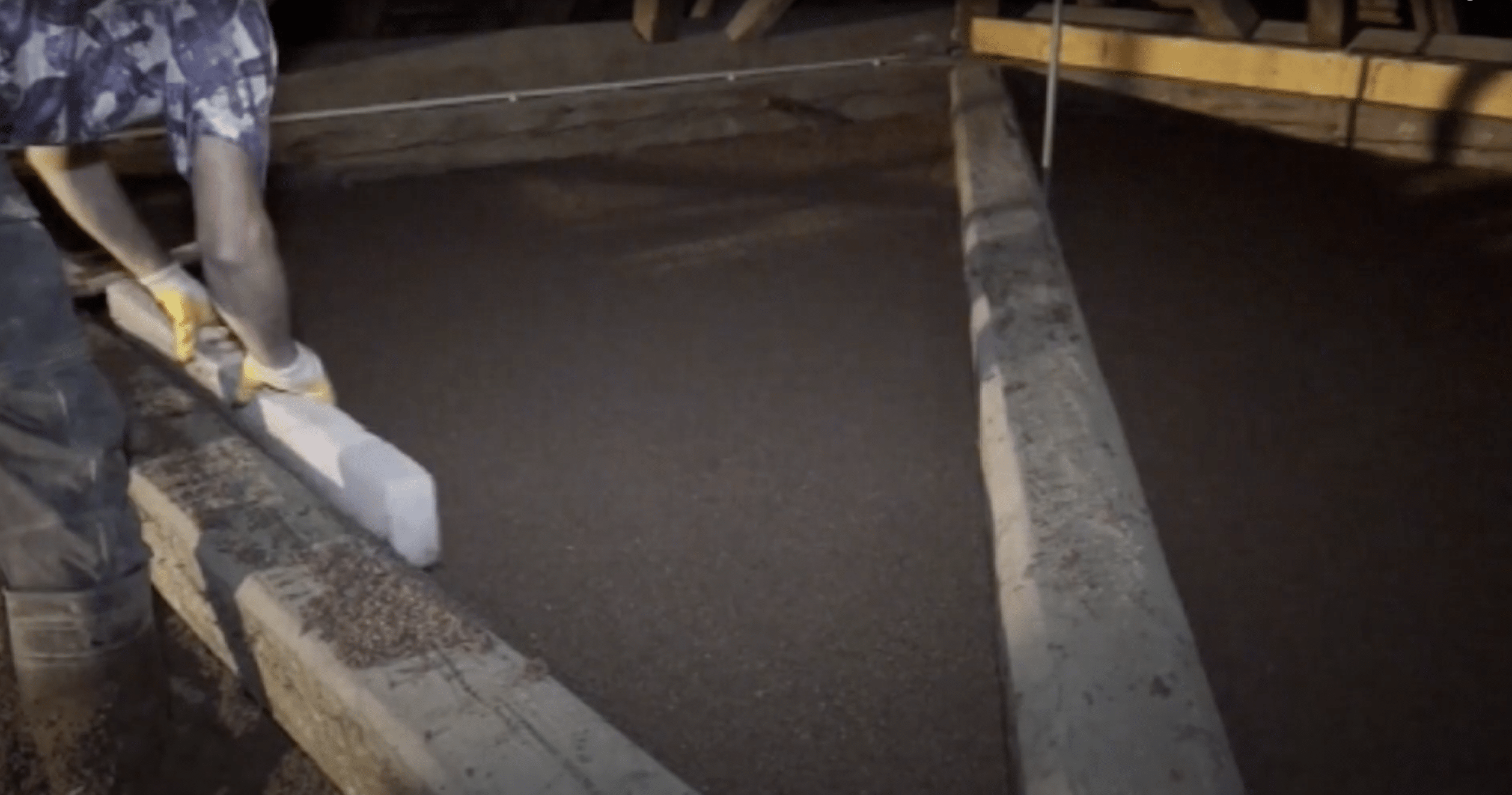 Video von thermotec zeigt wie ein Dachboden gedämmt wird.