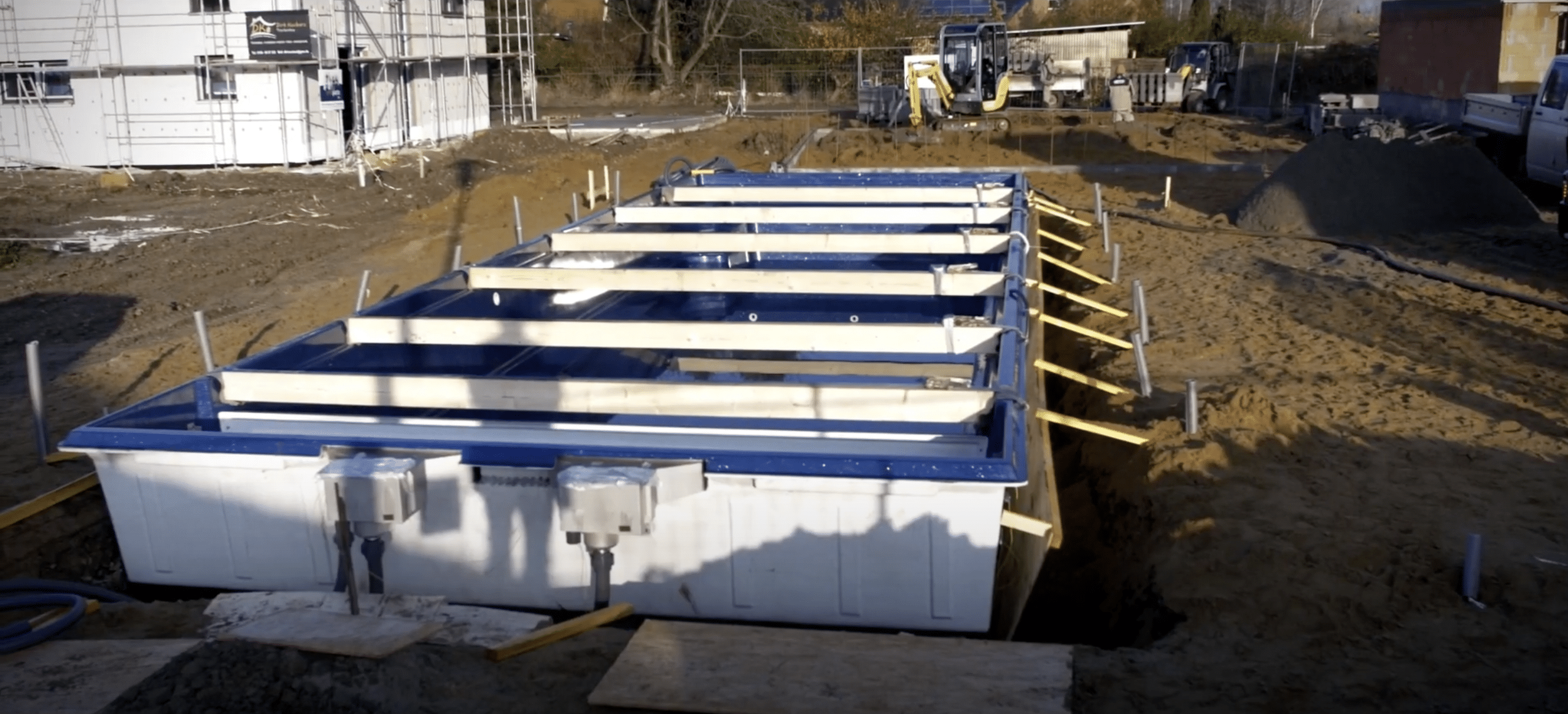 Video von thermotec zeigt wie die pooltec Pooldämmung verarbeitet wird.