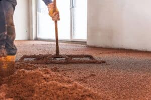 Thermotec zeigt wie das Dämmmaterial bei einer Hausdämmung aufgetragen und verteilt wird.