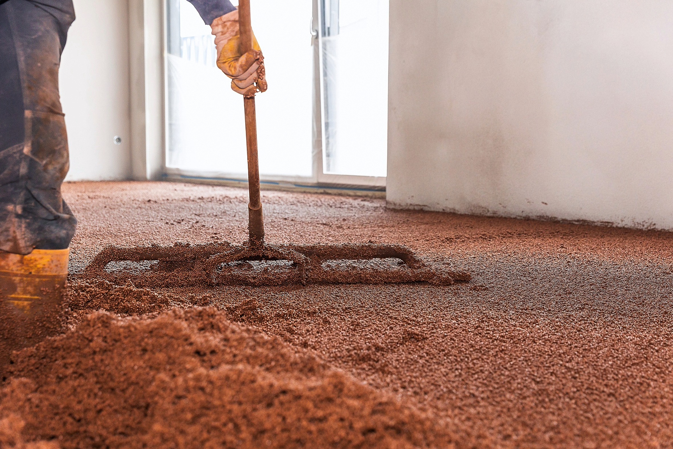 Thermotec zeigt wie das Dämmmaterial bei einer Hausdämmung aufgetragen und verteilt wird.