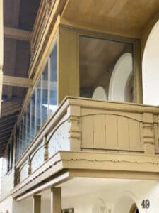 Ein klassischer Altbau mit denkmalgeschützter Fassade und stilvoll integrierter Balkonverglasung aus Holz von Moltke, die den historischen Charakter bewahrt und zugleich modernen Wohnkomfort schafft.