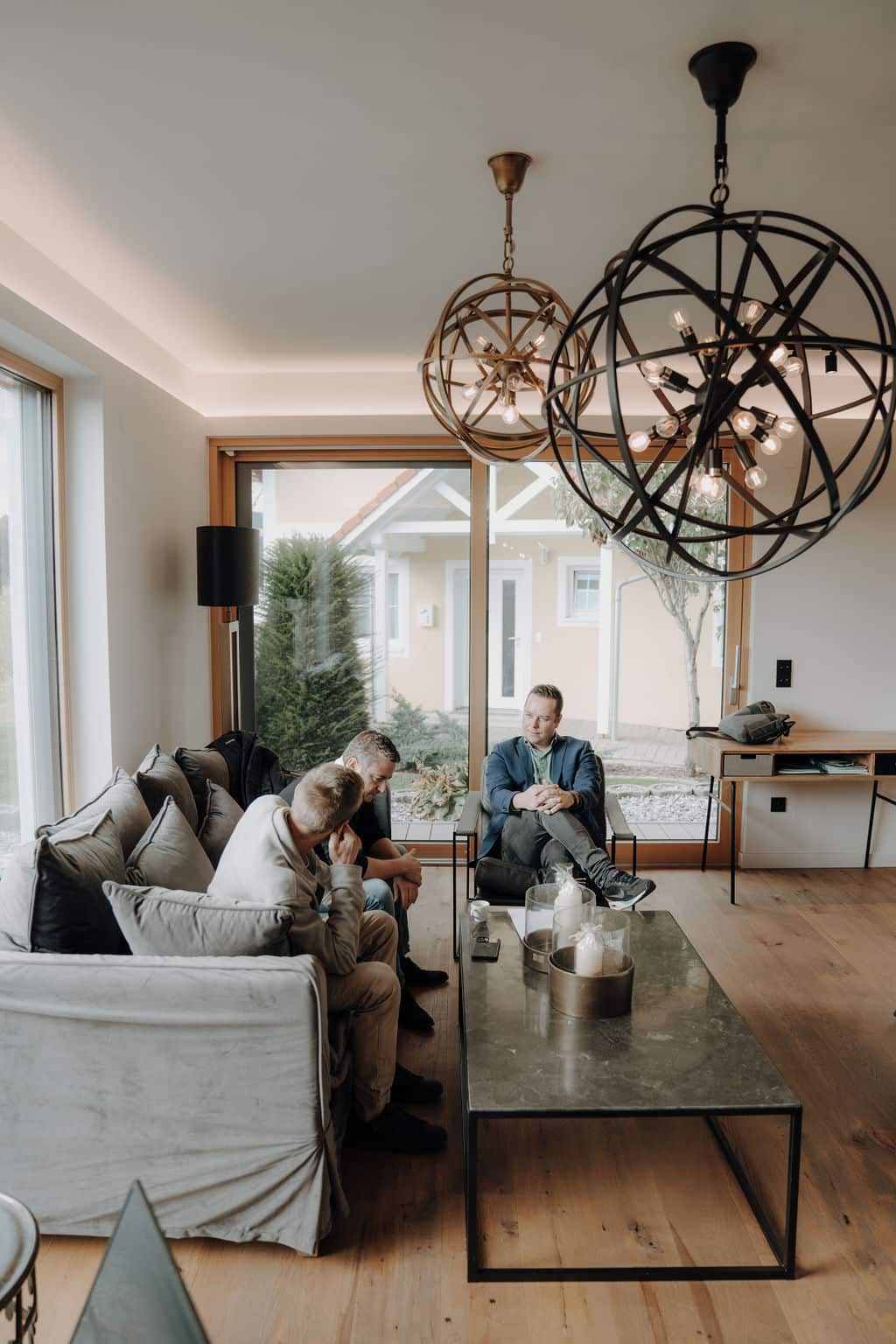 Beratungsgespräch im Wohnzimmer eines Musterhauses im Musterhauspark.